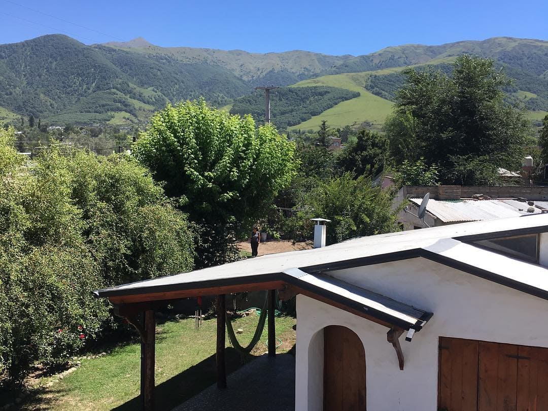 Foto de la montaña con la cabaña