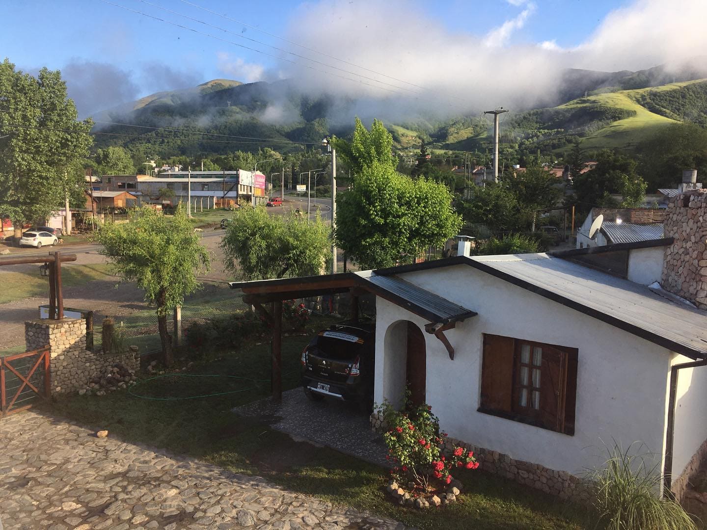 Foto de la montaña con la cabaña
